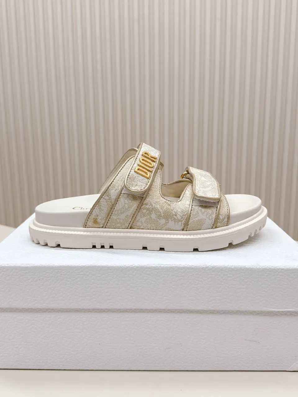 👟👟Ex-factory price 460👟👟 This black sheepskin DiorAct sandal is fashionable. Paired with an insole that fits the shape of your foot, it's made of exceptionally lightweight and comfortable leather. The upper straps feature a Velcro closure and feature a gold-finish metal "DIOR" logo. Can be matched with various styles to show modern style. Gold-finish metal "DIOR" logo Two adjustable Velcro straps Leather insole that fits the shape of your foot Soft and lightweight texture EVA sole decorated with Christian Dior's lucky star symbol Made in Italy Size 35--42 (Customized sizes 41 and 42 are non-refundable)